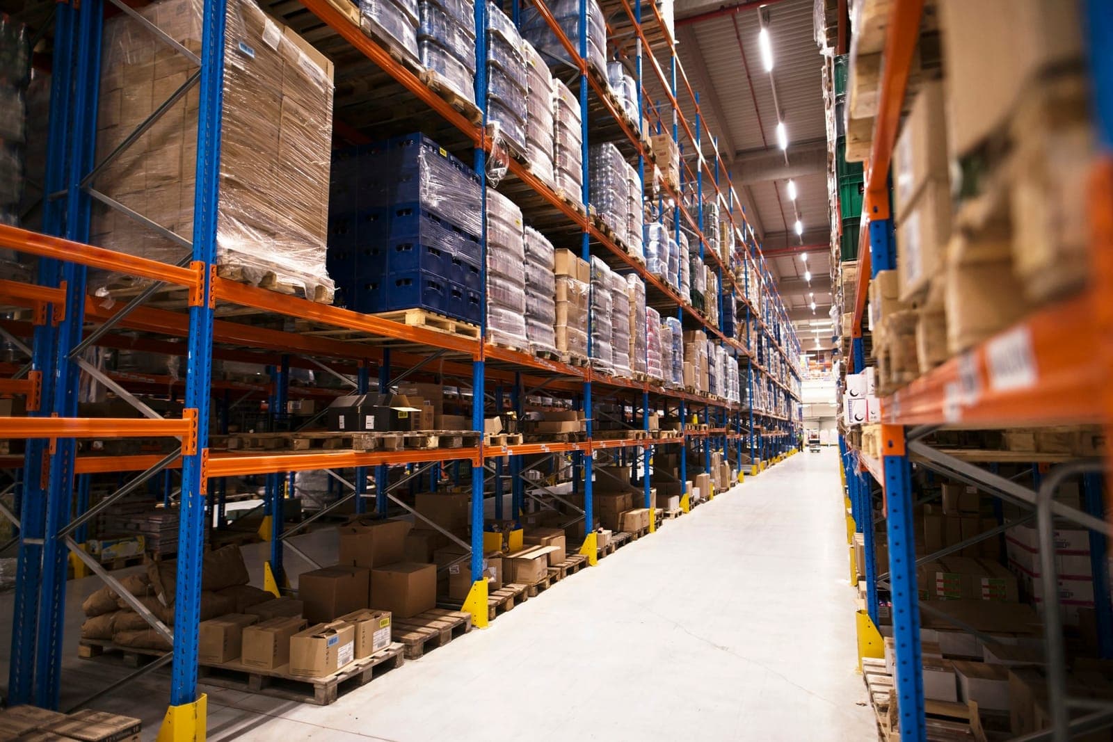 Bodega de almacenamiento con estantería selectiva y estibas de Grupo S&M