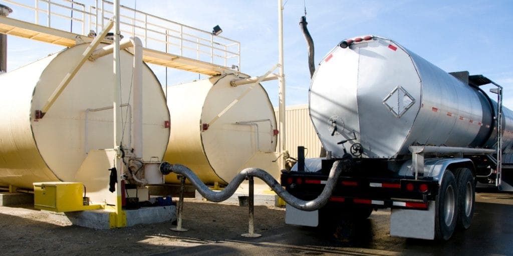 Trasvase de líquidos a granel entre carrotanque y tanques fijos