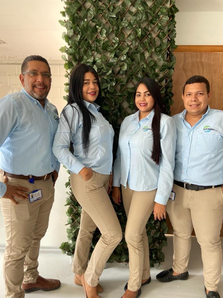 Equipo administrativo y logístico de Grupo S&M en sus oficinas